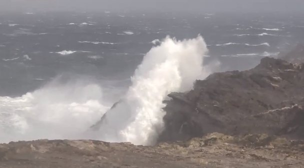 Onde gigantesche alte più di 10 metri le immagini del mare in tempesta