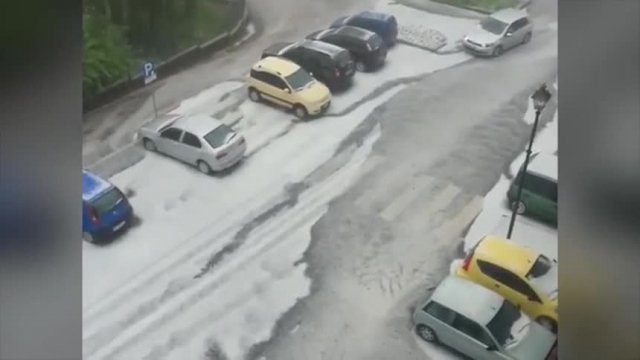 Strade Trasformate In Fiumi Di Ghiaccio Su Lanzo Torinese Che