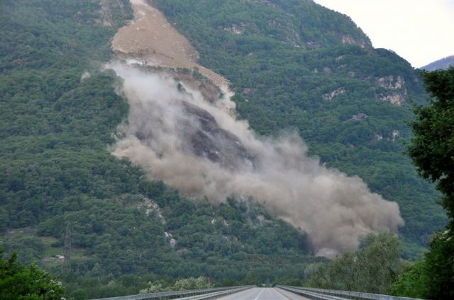 VIDEO SVIZZERA Enorme Frana Si Stacca Sulla Montagna Sopra Preonzo