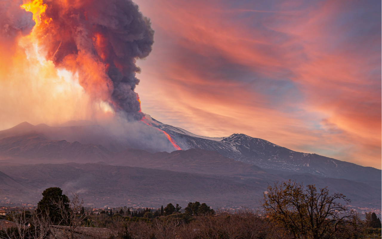 etna eruzione - Esplosione Etna come un immenso fungo atomico