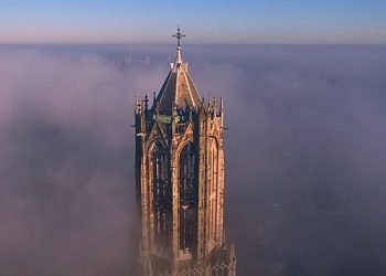 in-volo-con-il-drone-appena-sopra-nubi-e-nebbia:-immagini-da-favola