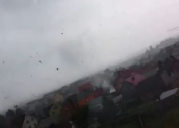 tornado-si-abbatte-su-kostopil,-ucraina.-video