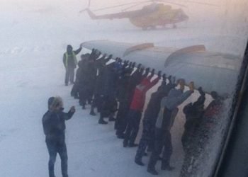 aereo-paralizzato-da-ghiaccio-in-siberia:-passeggeri-giu-a-spingere,-video