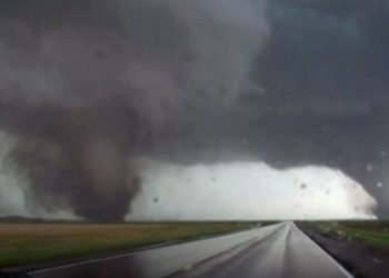 coppia-di-tornado-devasta-il-nebraska:-evento-ripreso-da-pochi-metri!