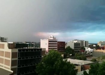 australia:-fulmine-si-abbatte-su-edificio-mentre-filma-il-temporale