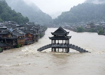 alluvioni-cina,-situazione-drammatica-a-fenghuang:-video-della-citta-inondata