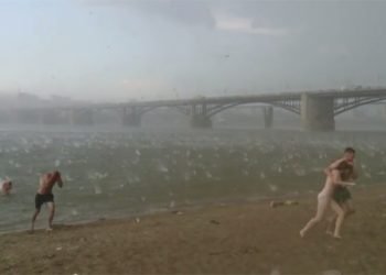 russia:-colossale-tempesta-di-grandine-su-fiume-ob.-fuggi-fuggi-generale-e-alcuni-feriti