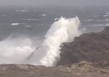 onde-gigantesche-alte-piu-di-10-metri:-le-immagini-del-mare-in-tempesta