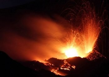 etna-in-eruzione:-enormi-fontane-di-lava,-spettacolo-al-tramonto