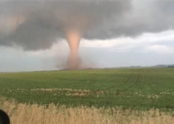la-furia-devastante-del-tornado-ripresa-da-pochi-mt-di-distanza:-video