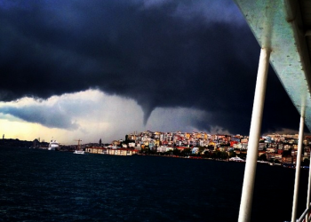 istanbul:-da-tromba-marina-a-tornado.-danni-in-alcuni-quartieri,-ecco-il-video