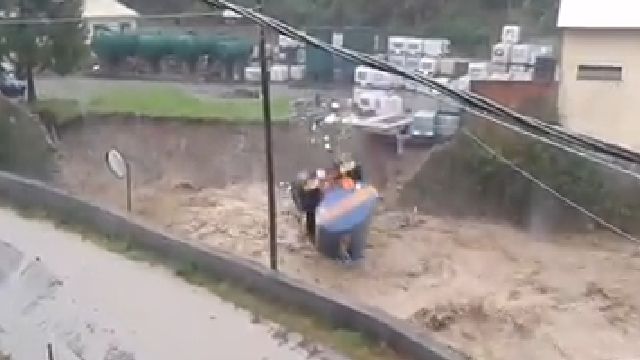 alluvione-genova-autocisterna-vola-nel-fiume-in-piena.-video