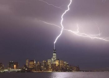 tempesta-e-show-di-fulmini-sui-grattacieli-di-new-york:-video-e-immagini