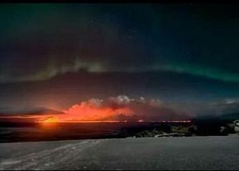 spettacolo-notturno-in-islanda:-eruzione-vulcanica-e-aurora-boreale-insieme!