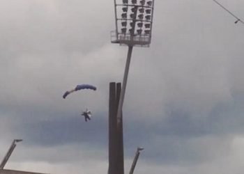 fallisce-atterraggio-con-il-paracadute:-video-spettacolare-da-dublino