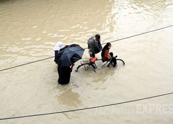 alluvione-devasta-kashmir:-villaggi-sepolti-dal-fango,-decine-di-morti
