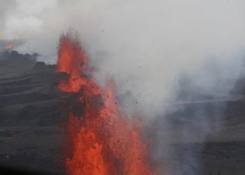 spettacolo-bardarbunga:-fontane-di-lava-riprese-da-pochi-metri