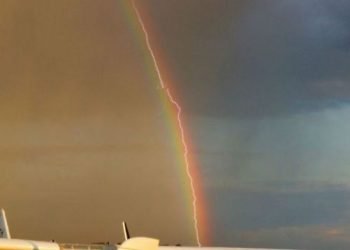foto-incredibile,-ma-e-vera?-aereo-transita-su-arcobaleno-e-colpito-dal-fulmine!
