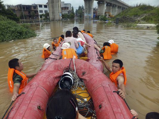 cina,-piogge-torrenziali-inondano-interi-villaggi.-persone-rifugiate-sui-tetti