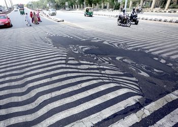 caldo-infernale-sull’india:-si-scioglie-l’asfalto-sotto-il-sole-cocente