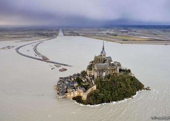 mont-saint-michel-ritorna-un’isola:-e-l’effetto-della-marea-del-secolo