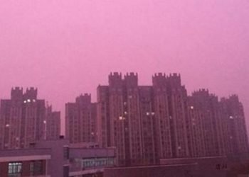 smog-assedia-pechino-e-dintorni:-cielo-violaceo,-immagini-spettrali
