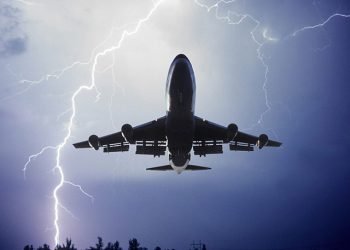 aereo-in-mezzo-a-tempesta-di-fulmini:-immagini-agghiaccianti