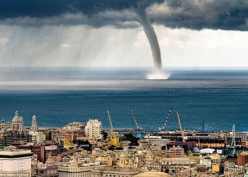 maxi-tornado-e-fulmini:-lo-spettacolo-d’agosto-sul-mare-davanti-a-genova