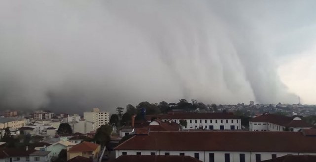 nube-con-burrasca-avvolge-una-citta-in-brasile