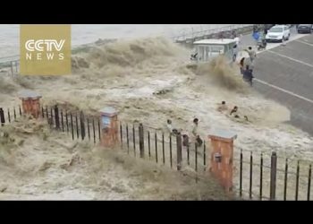 onda-“tsunami”-del-fiume-qiantang-trascina-via-decine-di-turisti