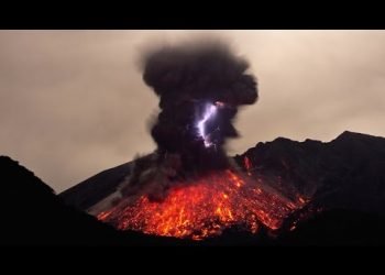 tempesta-di-fulmini-nel-vulcano-sakurajima:-immagini-impressionanti
