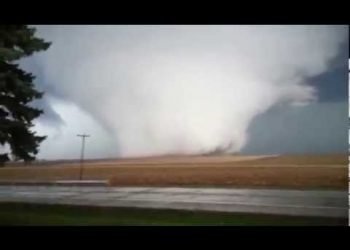 “tragico-tornado”-si-abbatte-su-centro-abitato-dell’illinois:-ecco-il-video