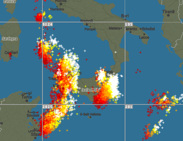 straordinaria-tempesta-di-fulmini-nei-mari-del-sud-italia