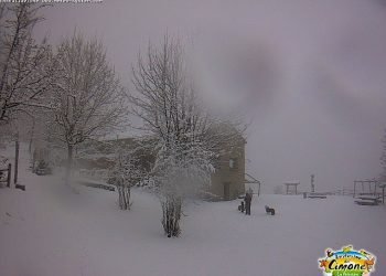 pasqua-invernale-in-montagna:-neve-anche-ben-sotto-i-1000-metri