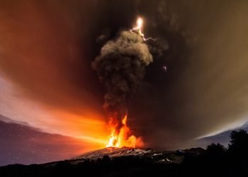 maxi-eruzione-etna:-fuoco-di-fulmini-in-cielo,-cenere-vulcanica-su-messina