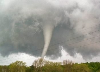 tornado-enormi-devastano-nord-della-germania:-edifici-sventrati,-video