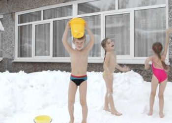 bimbi-siberiani-che-giocano-in-costume-sul-ghiaccio-e-sulla-neve