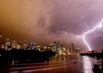 tempesta-di-fulmini-in-australia,-spettacolare-video-a-tu-per-tu-con-un-lampo