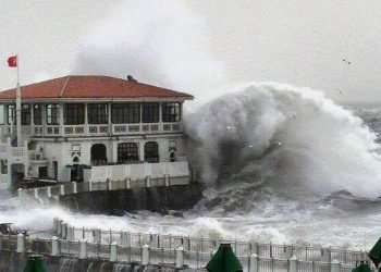turchia:-tempesta-e-onde-giganti-a-istanbul,-25-gradi-sul-mar-nero!