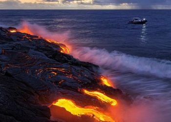 colata-di-lava-si-getta-nell’oceano:-l’effetto-e-super-spettacolare