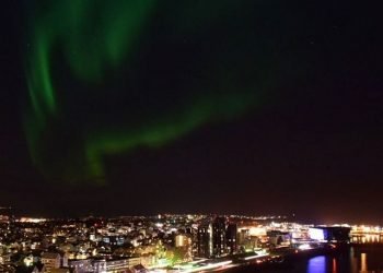 reykjavik,-luci-della-citta-spente-per-osservare-l’aurora-boreale