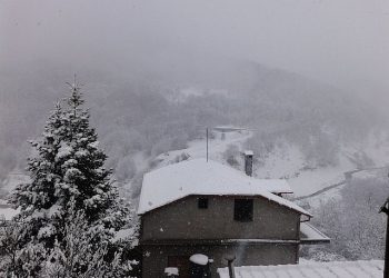 ritorno-di-freddo-in-grecia-e-turchia,-neve-in-collina.-foto