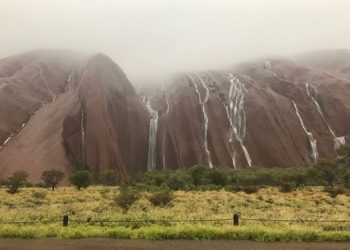 australia,-piogge-torrenziali-con-cascate-sul-massiccio-uluru:-accade-2-volte-ogni-100-anni
