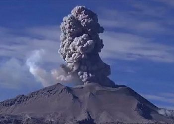 vulcano-sabancaya,-maxi-eruzioni-colonna-di-fumo-altissima.-cenere-ricopre-tutto