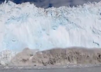 iceberg-crolla-e-scatena-enorme-tsunami:-immagini-a-dir-poco-impressionanti
