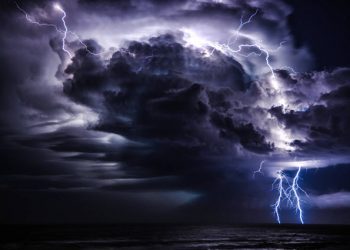 cagliari:-tempesta-di-fulmini-e-nubifragio.-forti-raffiche-di-vento-generate-dal-super-temporale