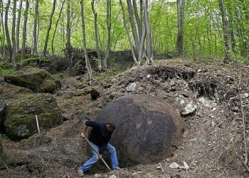 gigantesca-sfera-riemerge-da-sottoterra:-le-possibili-origini-misteriose