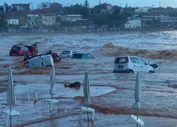 auto-trascinate-in-mare,-alluvione-lampo-devastante-in-grecia:-video-shock
