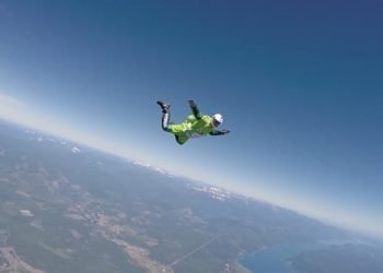si-getta-senza-paracadute-da-7600-metri:-video-incredibile,-impresa-record