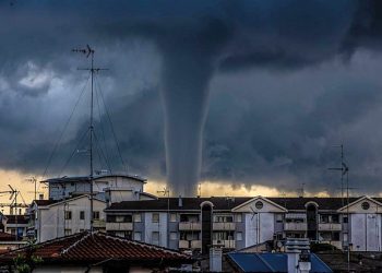 tornado-devasta-stabilimenti-balneari-nel-veneziano:-video-impressionante